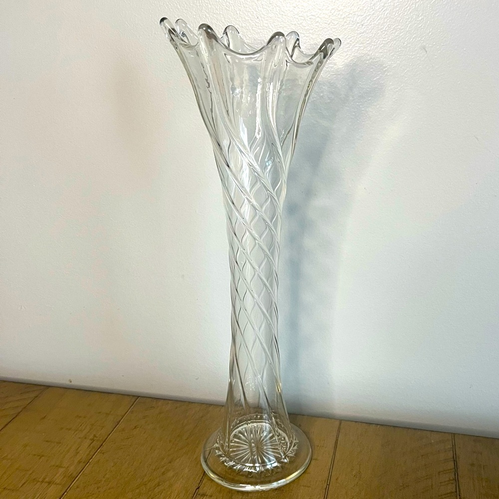 Dugan Glass Twisted Rib Swung Spiral vase